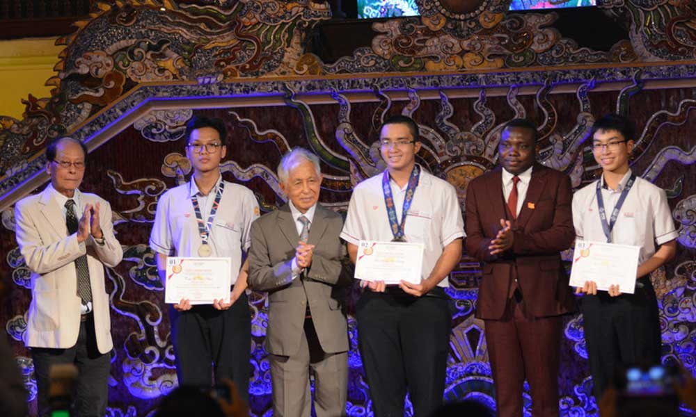 Hue students receive over 200 Vallet scholarships